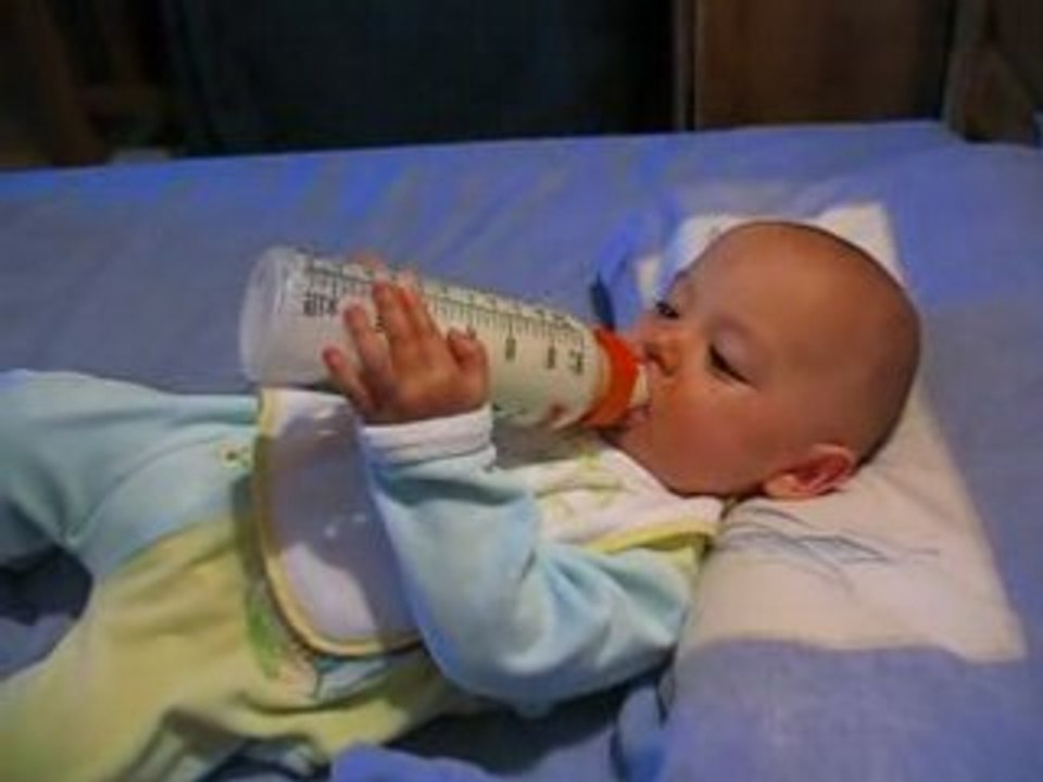 je bois mon bib toute seule