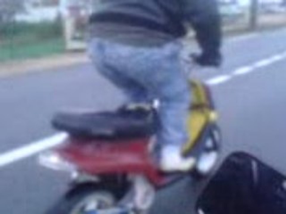 MACKEUL EN SCOOTER