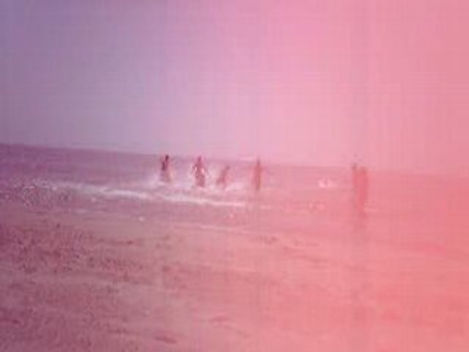 Course des gars à la plage