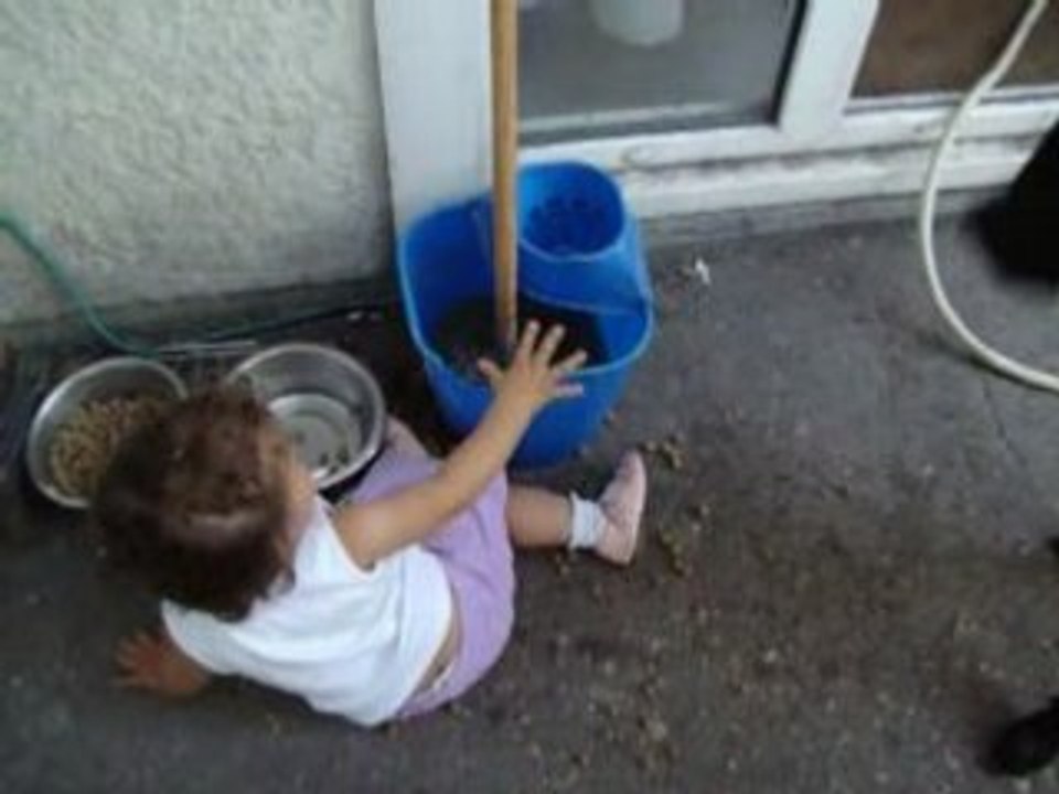 Doudou donne a manger a willy