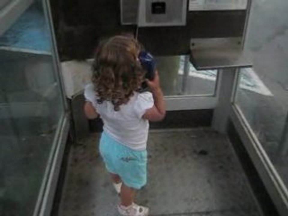 Léa au telephone