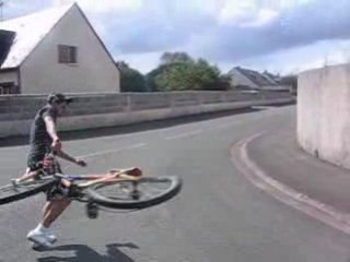 velo éclater contre un mur