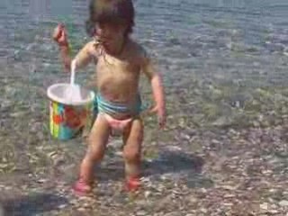 Elena 20 mois sortie île de porquerolles 2