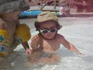 Théo à la piscine dans les Landes
