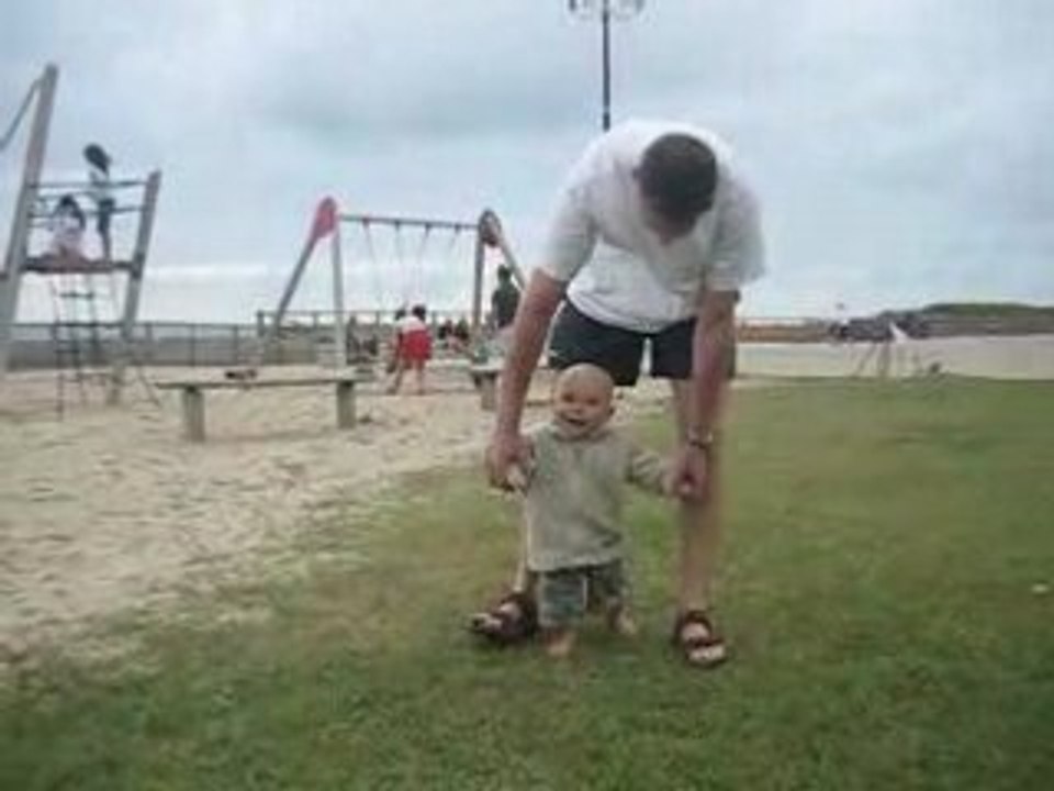 Théo s'entraîne à marcher...