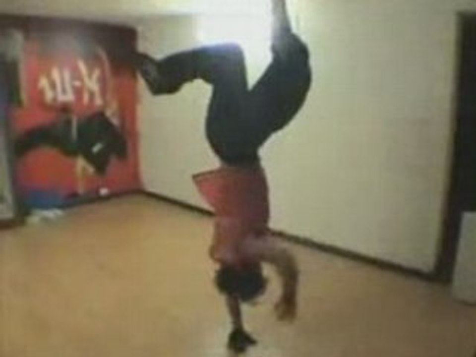 Bboy cico 27 spins 1990 (hong-ten.skyblog.com)