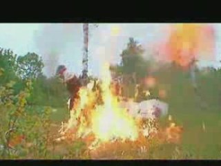 Eclate une bouteille en feu avec une batte