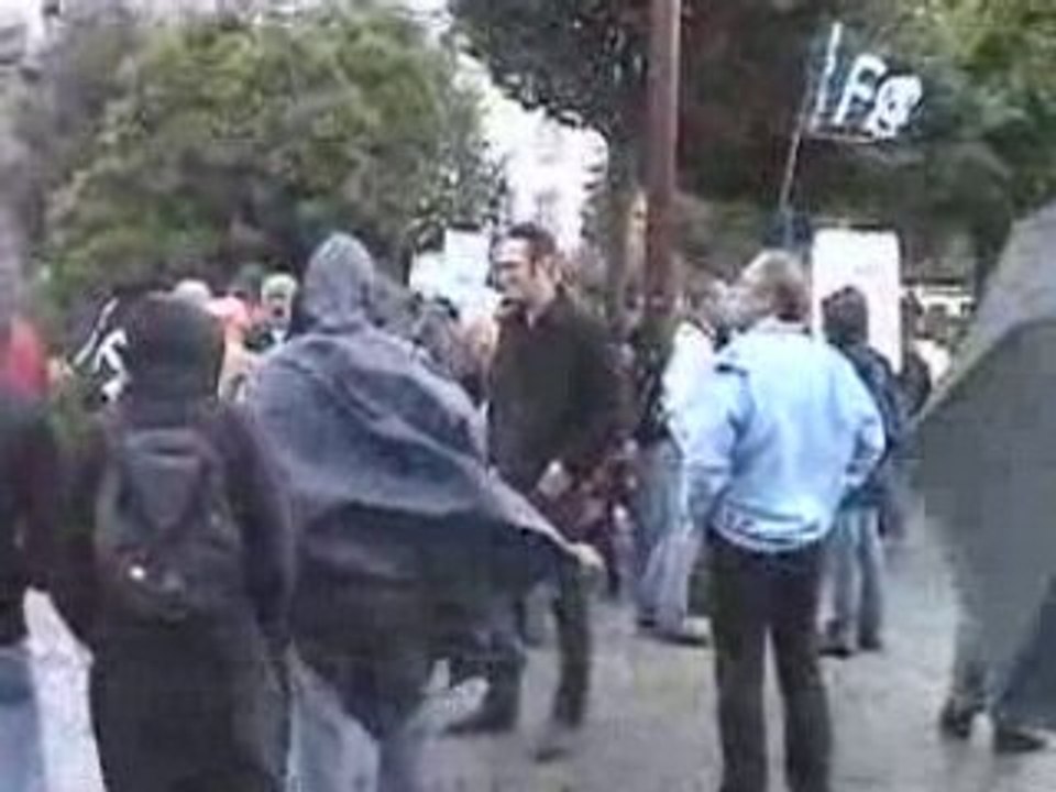 Capote Pape Jean-Paul 2 & Manifestation contre les religions