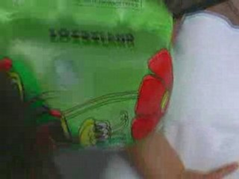 Elena 20 mois piscine chez mamie