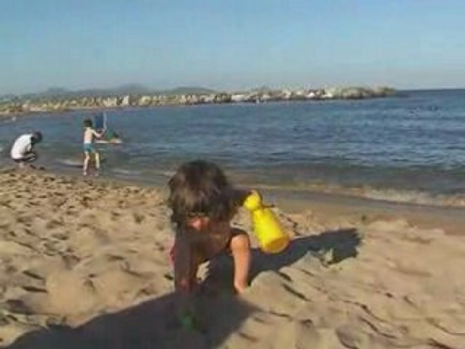 Elena 20 mois à la plage