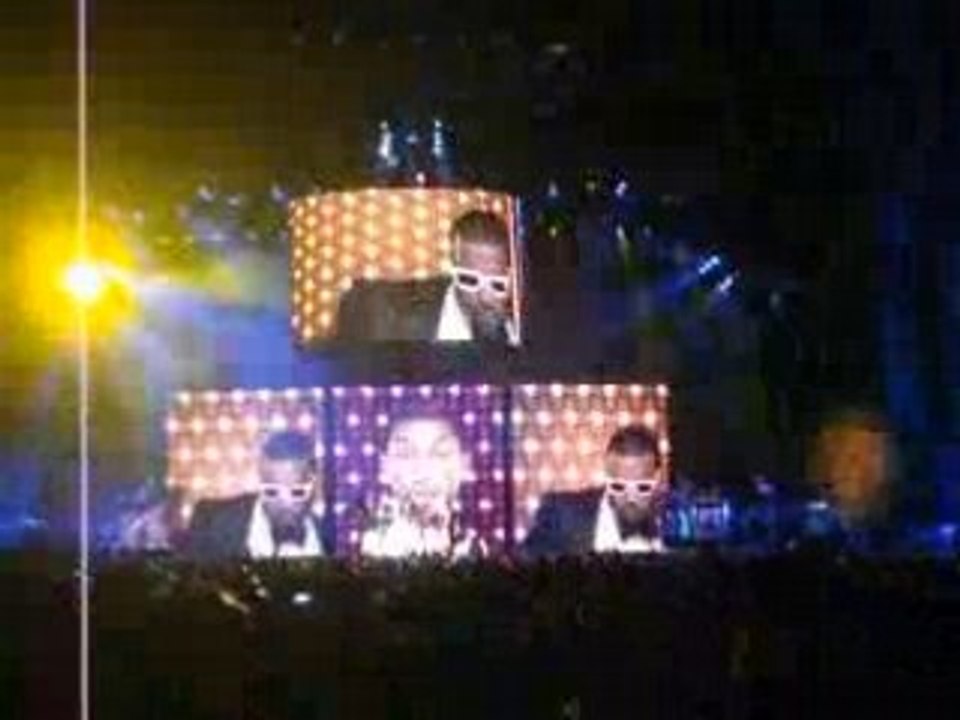 Beat goes on - Madonna ft Kanye West & Pharrell sur ecrans