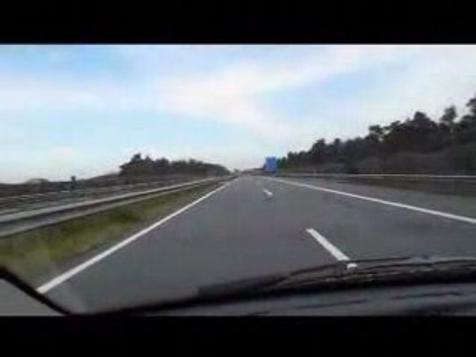 Une corvette double une voiture