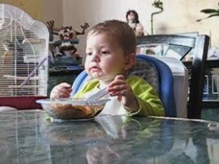 Matheo mange seul WEB