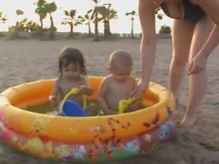 Elena 22 mois à la plage