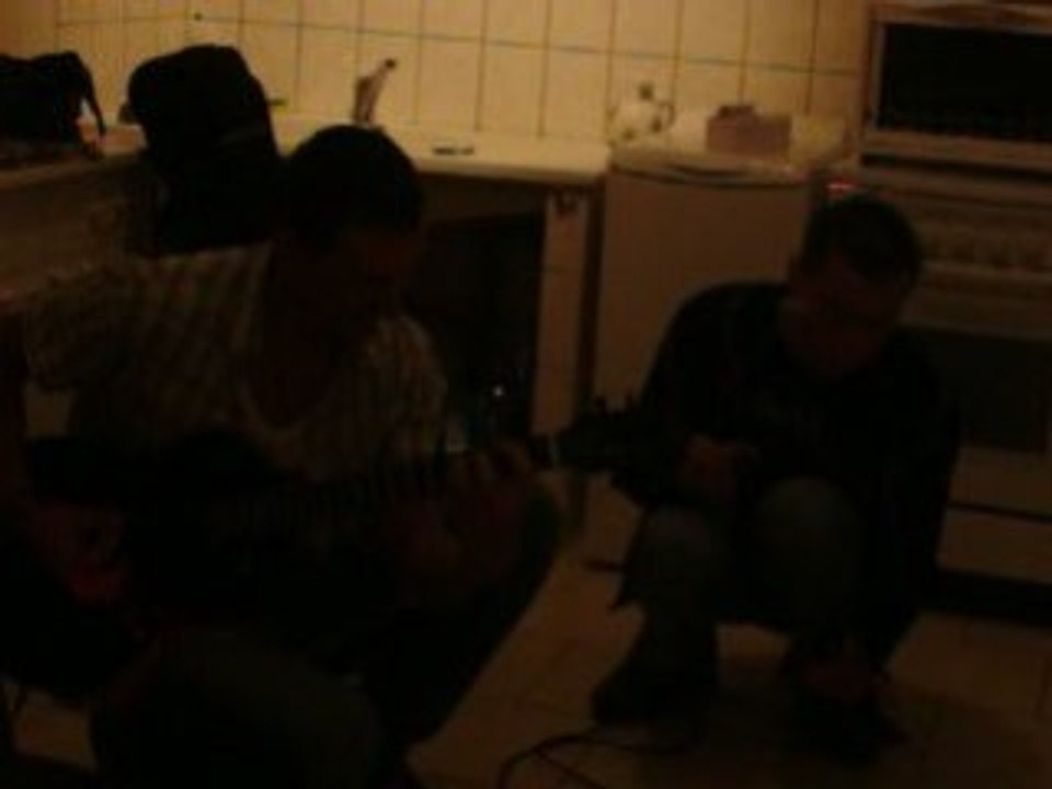 romain a la guitar