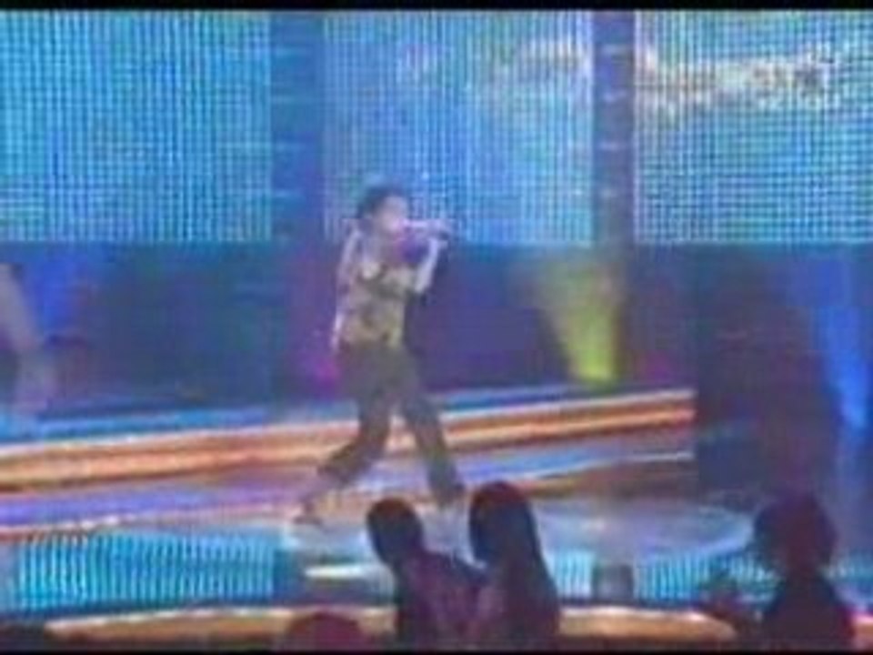 Bill - It's Raining Men (Live Star Search 2003)