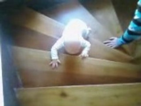 Lucas monte les marches