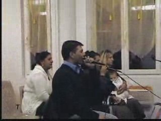 el bebe cantandole a dios