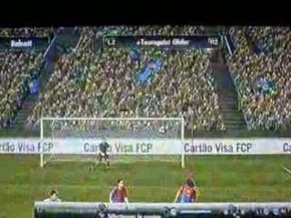 Coup franc d'Adriano puissant en pleine lucarne