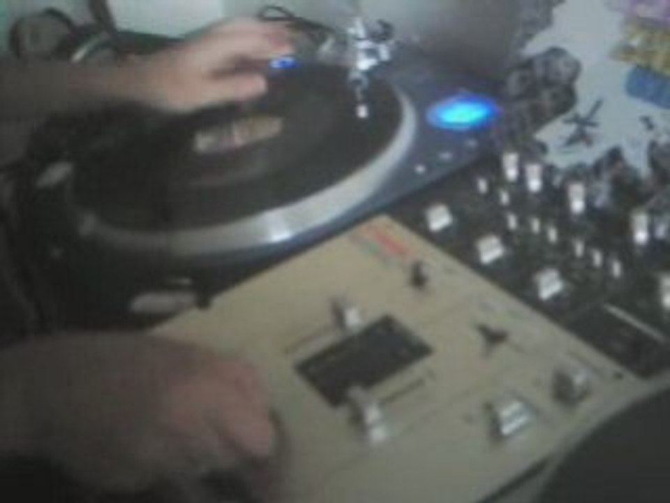 DJ R-ASH using REVERSIBLE on Everything She Wants !