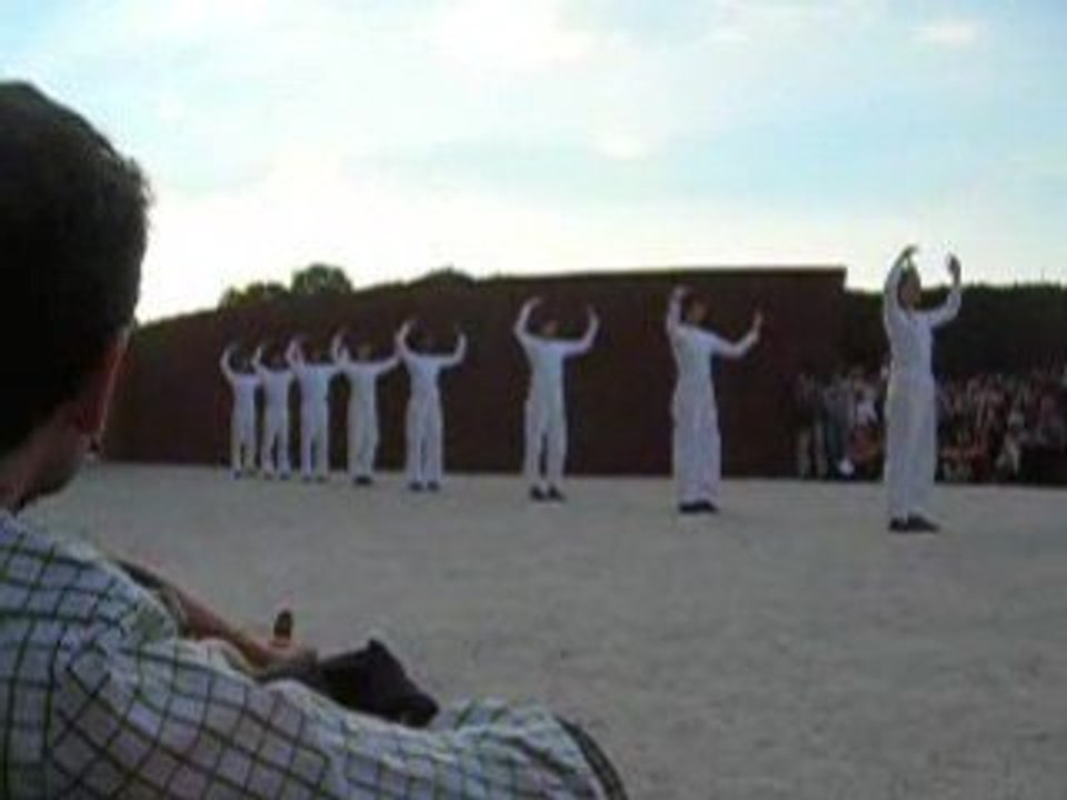 Trisha Brown "Figure Eight" @ jardin des tuileries