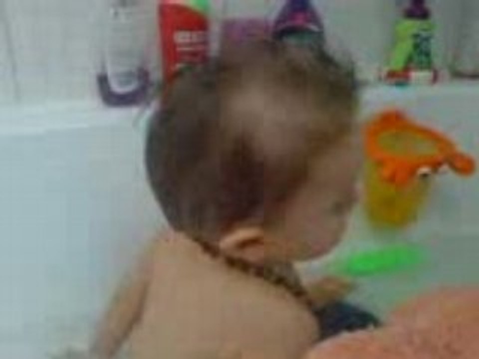 lucas dans le bain le 3 sept 08