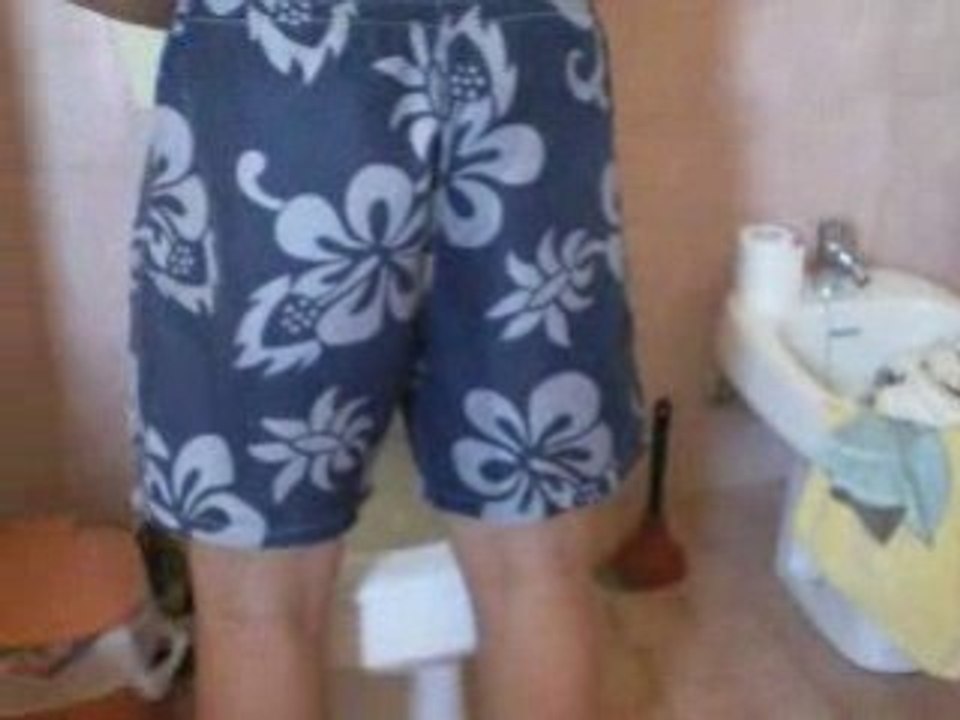 tibo en train de pissé