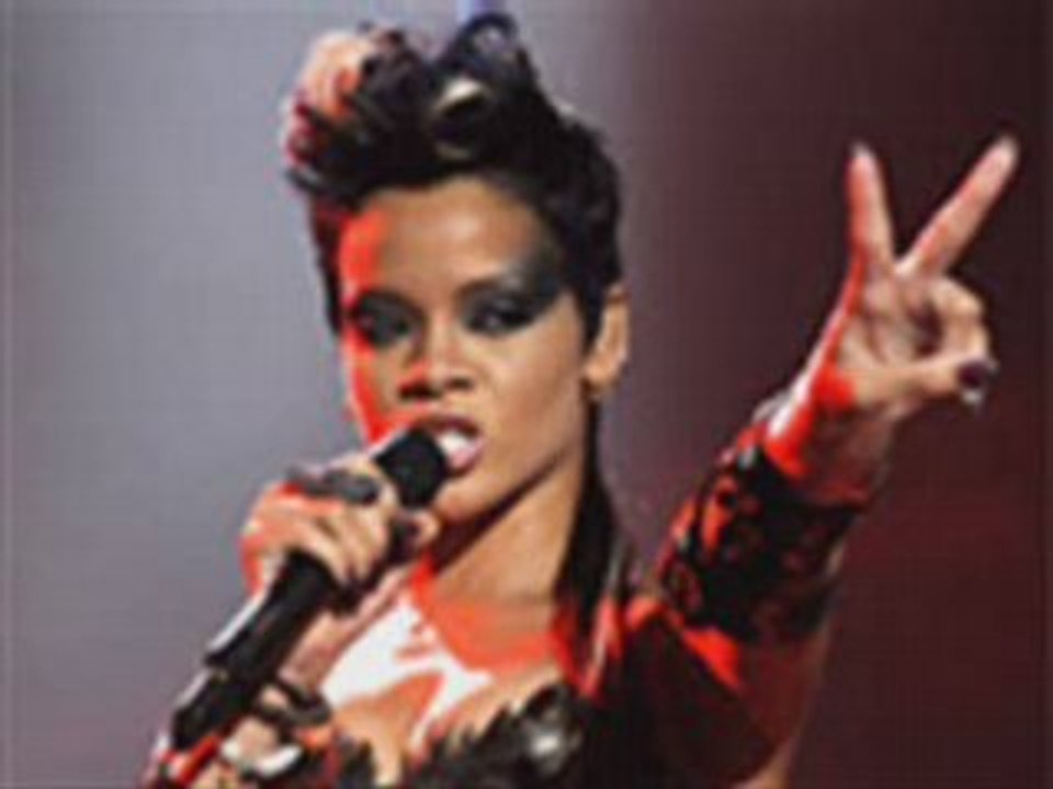 Rihanna - "Disturbia/Seven Nation Army (Live)"