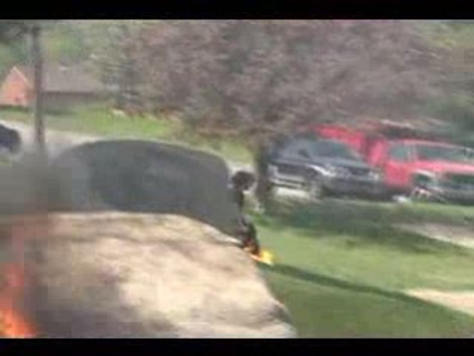 un_skateur_avec_le_pantalon_en_feu