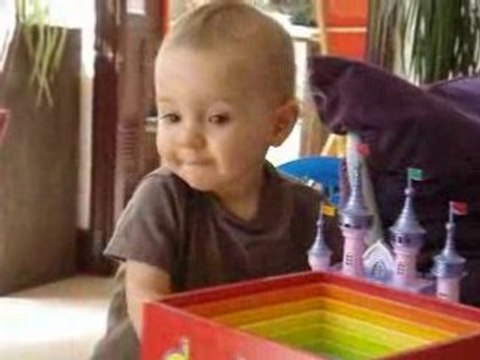 Gaël joue avec la télécommande (7 septembre 2008)