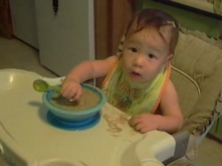 小男吃食物泥Culum and mush 090808