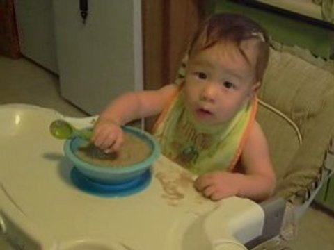 小男吃食物泥Culum and mush 090808