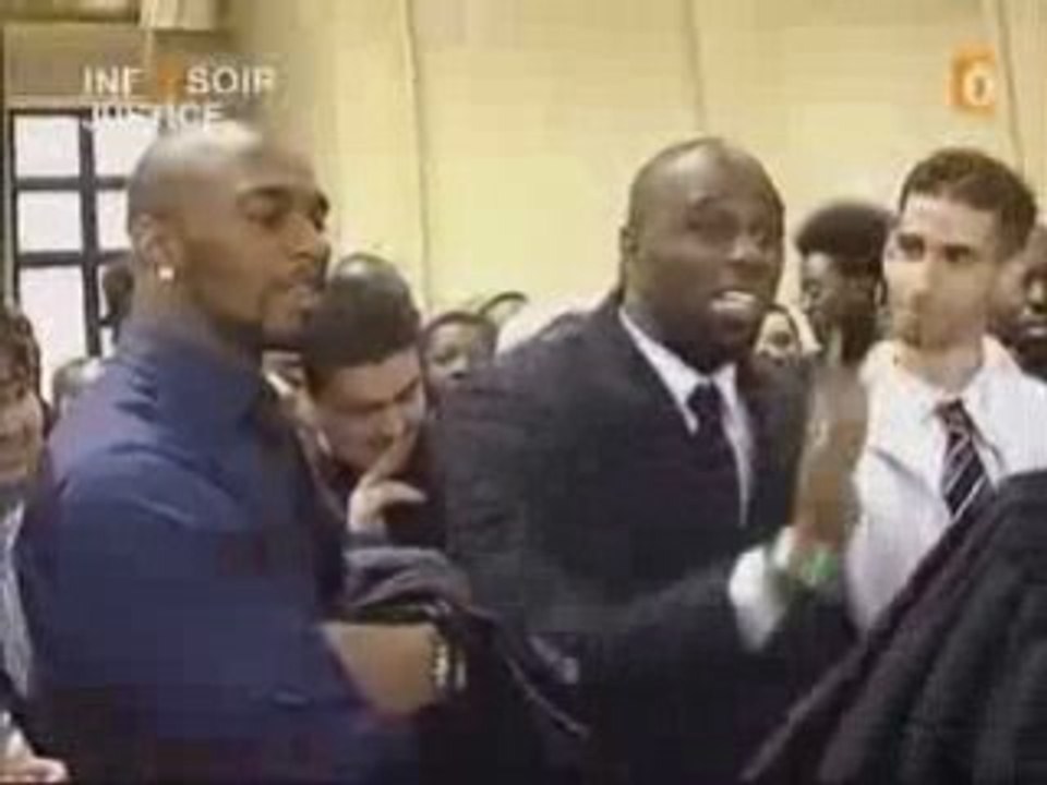 Le PEUPLE  vs ILLUMINATI
