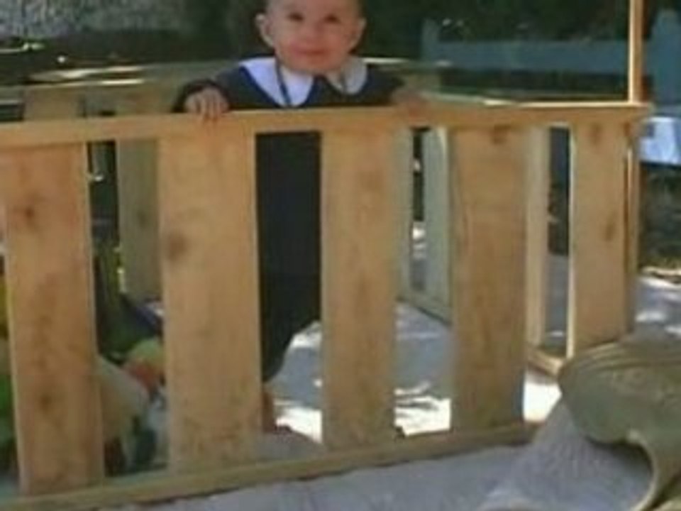 Notre bébé se met de debout pour la première fois.