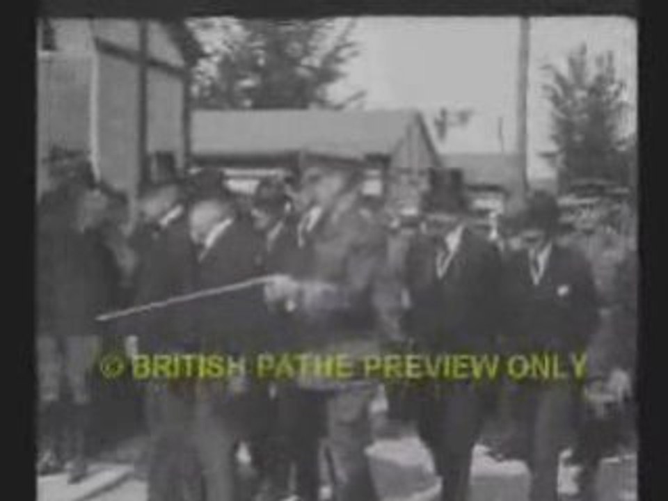 Robert Borden et Poincaré visitent les troupes canadiennes