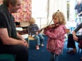 1er cours de violon de Sarah