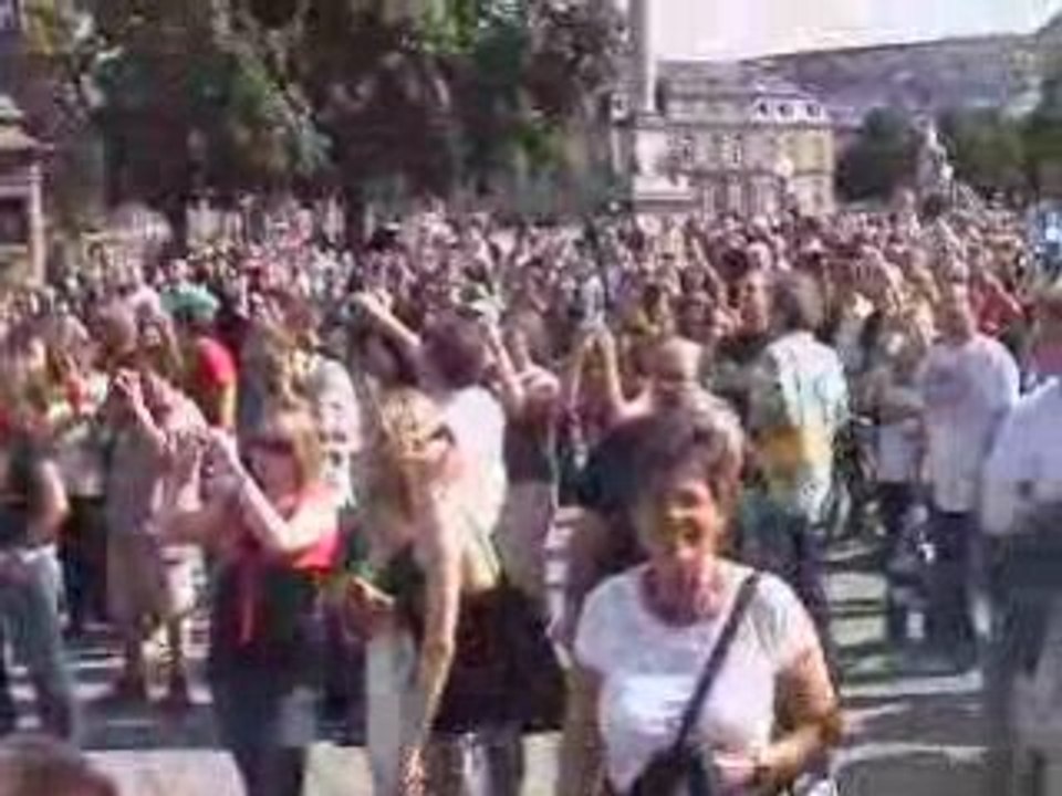 WE WILL ROCK YOU Guerilla Gig