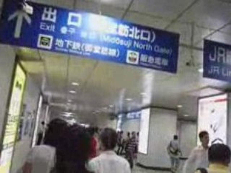 Osaka, en la estación, mareados con tanta gente (J-58)