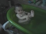 Liam dans son bain