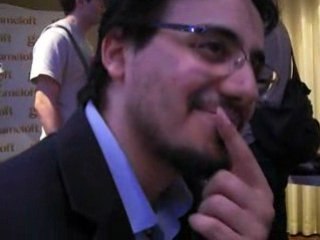 Un jeune aficionado des jeux sur iPhone