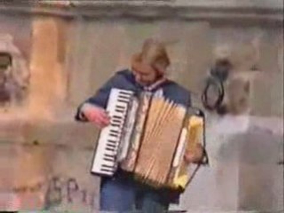 "La Paloma" on the accordeon as a street musician