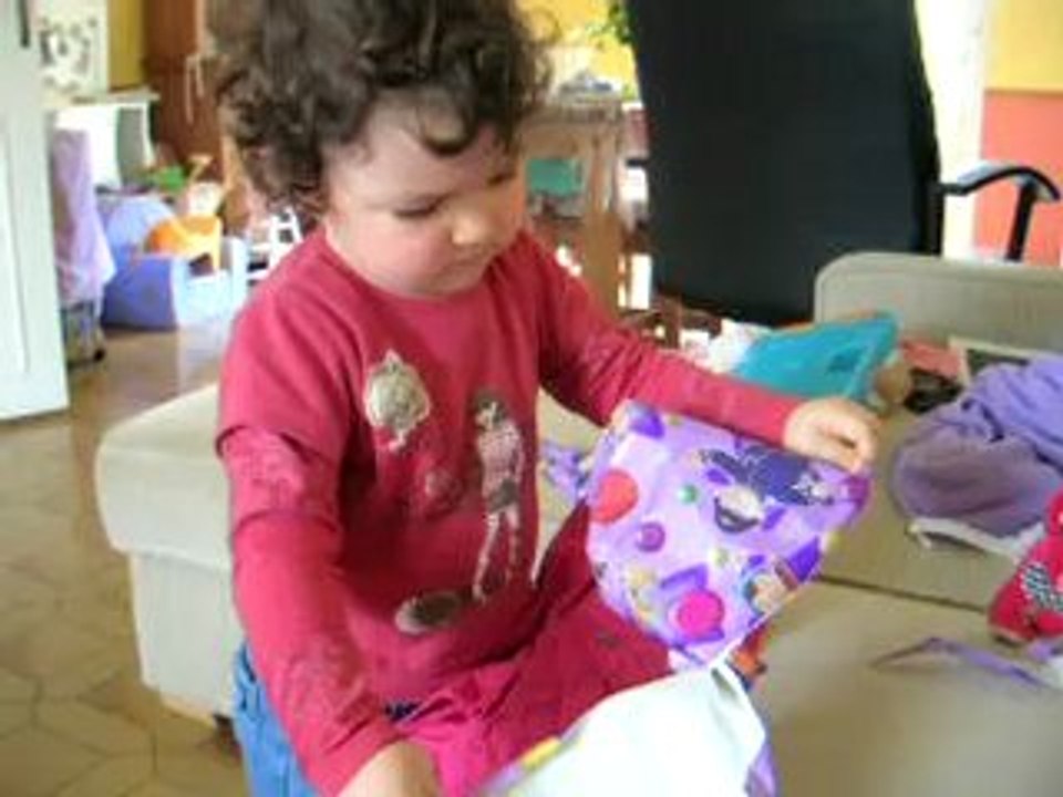 19 05 08 - Lise déballe le cadeau de tata rissou