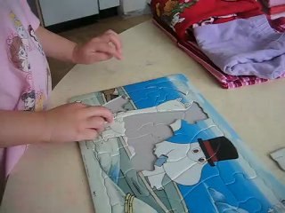 Emma fait un puzzle