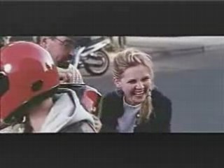 Blondine und der Helm