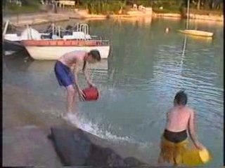 Bataille au seau d'eau au Lac