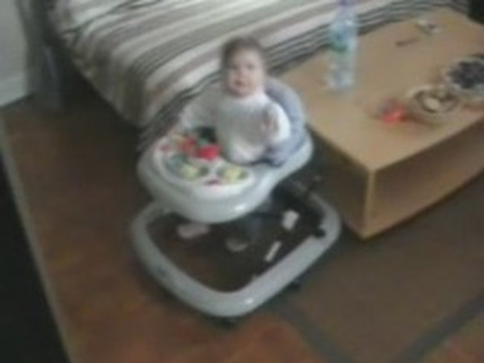 Anais dans son trotteur avril 2008