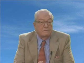 Jean Marie Le Pen commente l'actualité de la semaine 120908