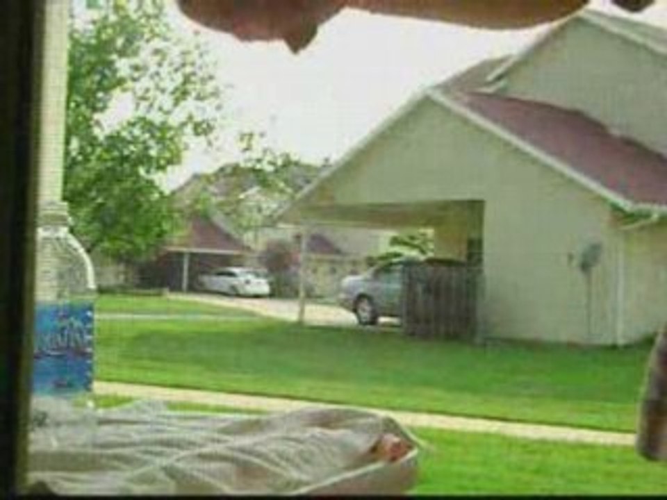 une femme armée prend peur