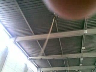 Max grimpe sur la corde