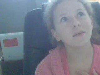 Elise, 13 ans, chante Protège toi